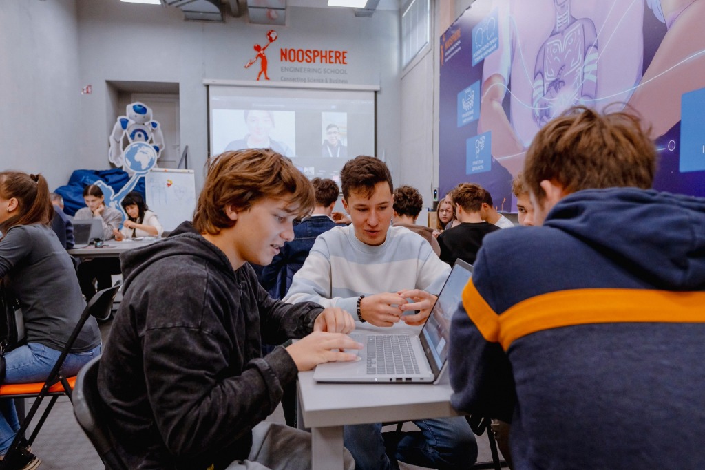 Команда ліцеїстів ДНЛІТ працює над проєктом під час NASA Space Apps Challenge 2025 у просторі Noosphere Engineering School у Дніпрі