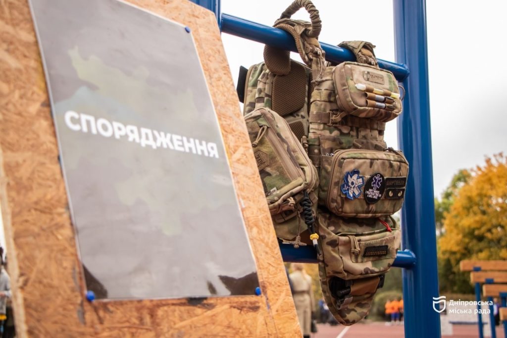 Стенд зі спорядженням під час національно-патріотичної гри «Дніпро. ГАРТ» у Дніпрі