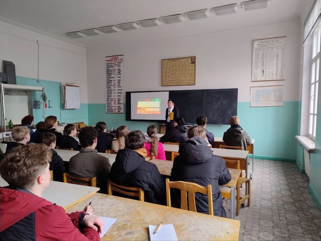 ліцеїсти на лекції з екологічного моніторингу