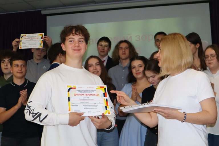 нагородження учнів-переможців олімпіади з англійської мови